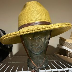 Dalla’s Hat’s genuine Panama Ecuador s/m color is lime green very smart